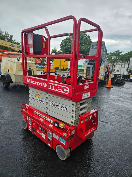 2018 MEC MICRO 19 Scissor Lift