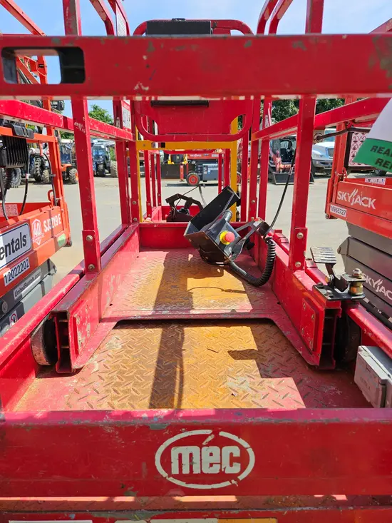 2018 MEC MICRO 19 Scissor Lift
