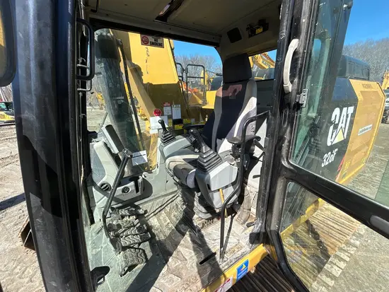 2015 CAT 326FL Excavator