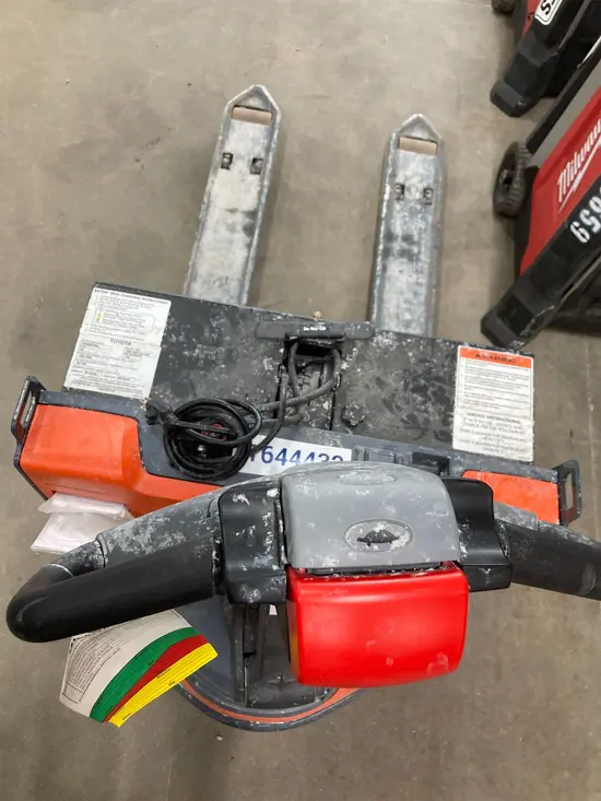 2023 Toyota 8HBW23 Jack