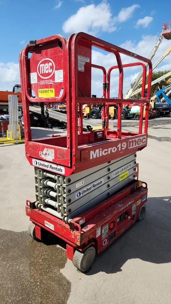 2017 MEC MICRO 19 Scissor Lift