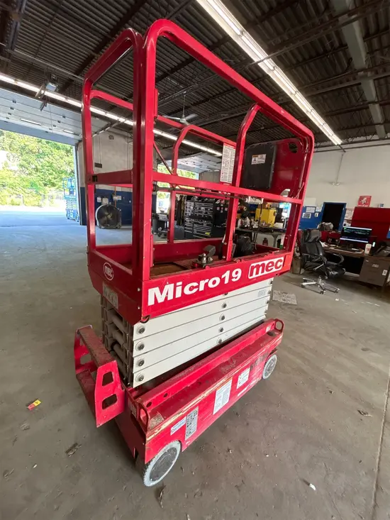2018 MEC MICRO 19 Scissor Lift