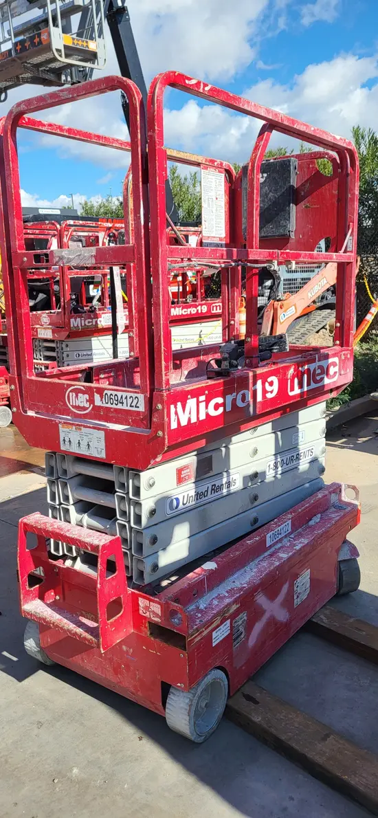 2017 MEC MICRO 19 Scissor Lift