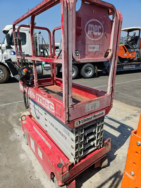 2018 MEC MICRO 19 Scissor Lift