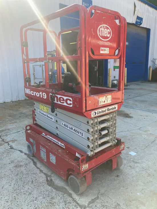 2018 MEC MICRO 19 Scissor Lift