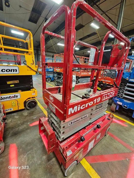 2018 MEC MICRO 19 Scissor Lift