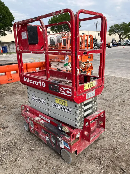 2018 MEC MICRO 19 Scissor Lift
