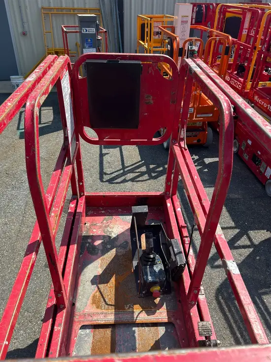 2018 MEC MICRO 19 Scissor Lift