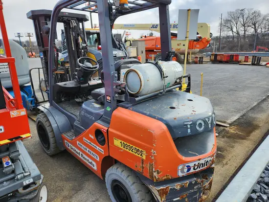 2019 Toyota 8FGU30 Warehouse Forklift