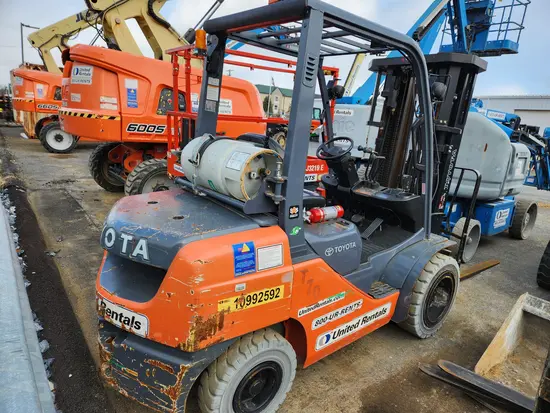 2019 Toyota 8FGU30 Warehouse Forklift