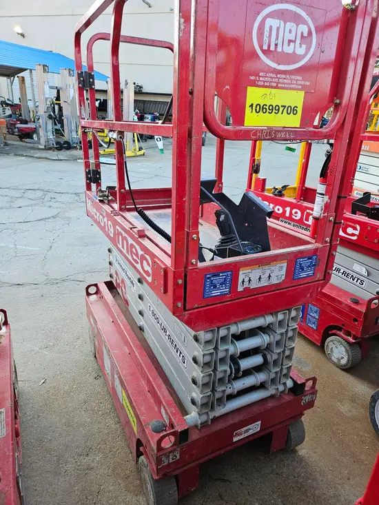 2017 MEC MICRO 19 Scissor Lift
