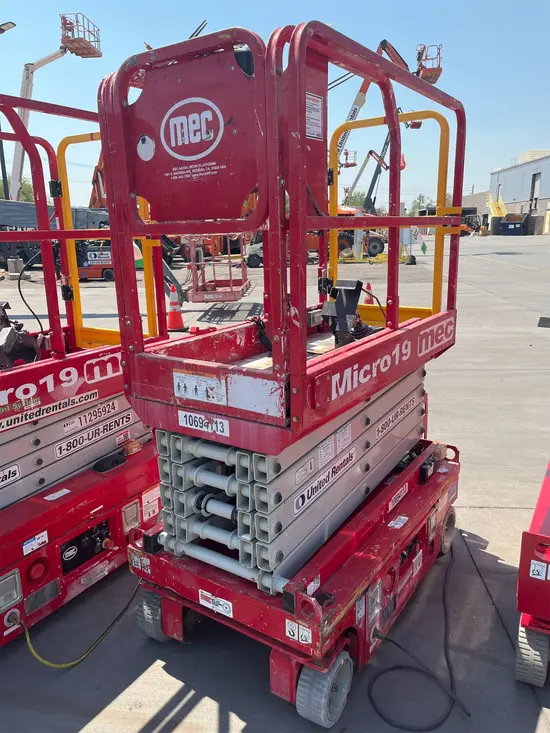 2017 MEC MICRO 19 Scissor Lift