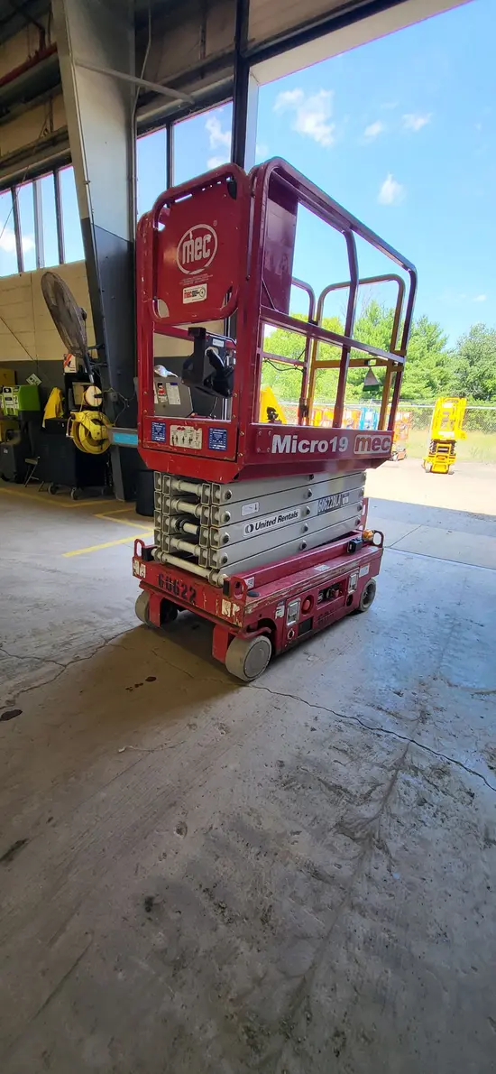 2018 MEC MICRO 19 Scissor Lift