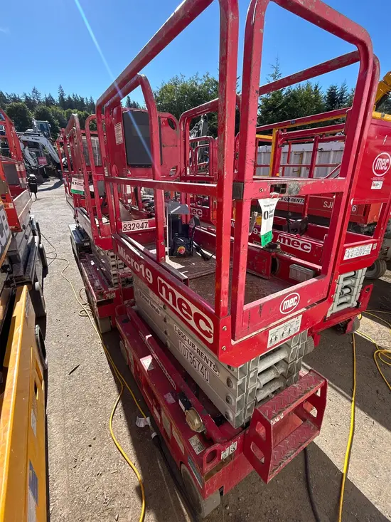 2018 MEC MICRO 19 Scissor Lift