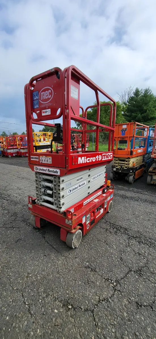 2018 MEC MICRO 19 Scissor Lift