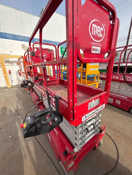 2018 MEC MICRO 19 Scissor Lift