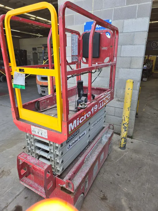 2019 MEC MICRO 19 Scissor Lift