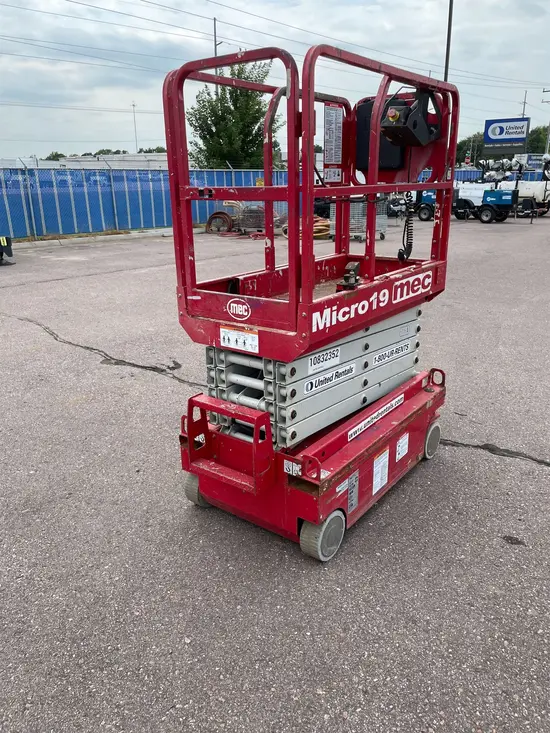 2018 MEC MICRO 19 Scissor Lift