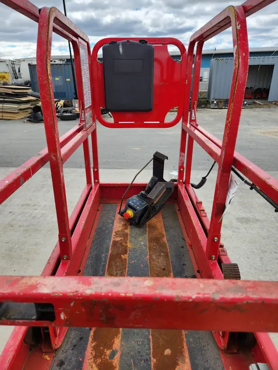 2017 MEC MICRO 19 Scissor Lift
