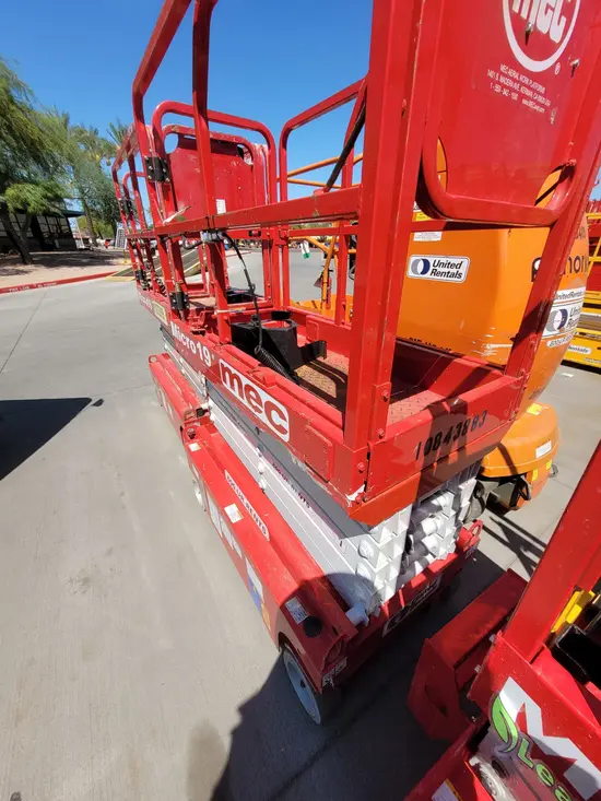 2018 MEC MICRO 19 Scissor Lift