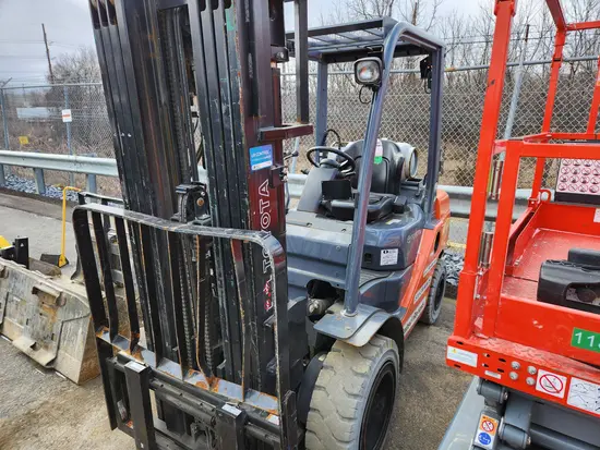 2019 Toyota 8FGU30 Warehouse Forklift