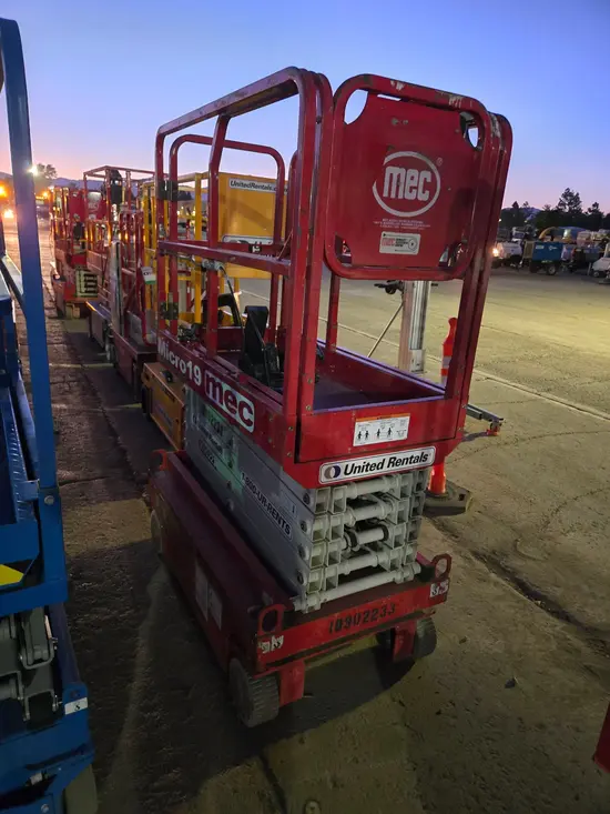 2019 MEC MICRO 19 Scissor Lift