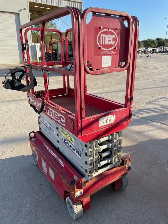 2018 MEC MICRO 19 Scissor Lift