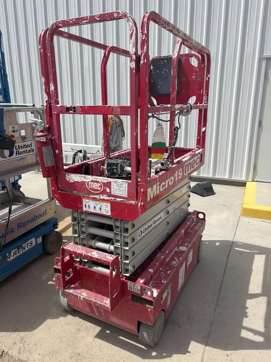 2017 MEC MICRO 19 Scissor Lift