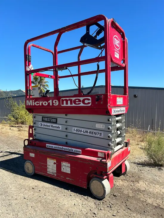 2018 MEC MICRO 19 Scissor Lift