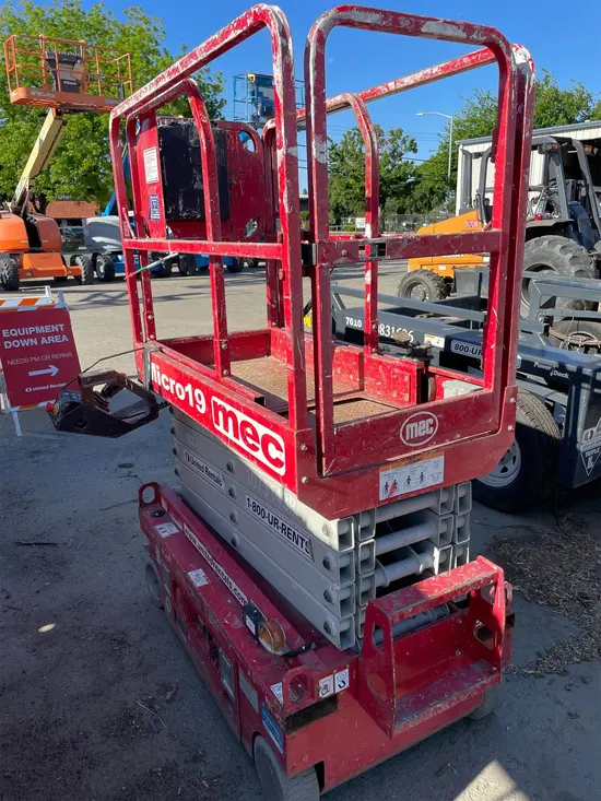 2018 MEC MICRO 19 Scissor Lift