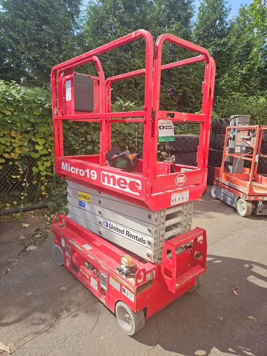2018 MEC MICRO 19 Scissor Lift
