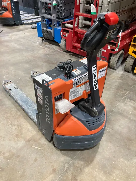 2022 Toyota 8HBW23 Jack