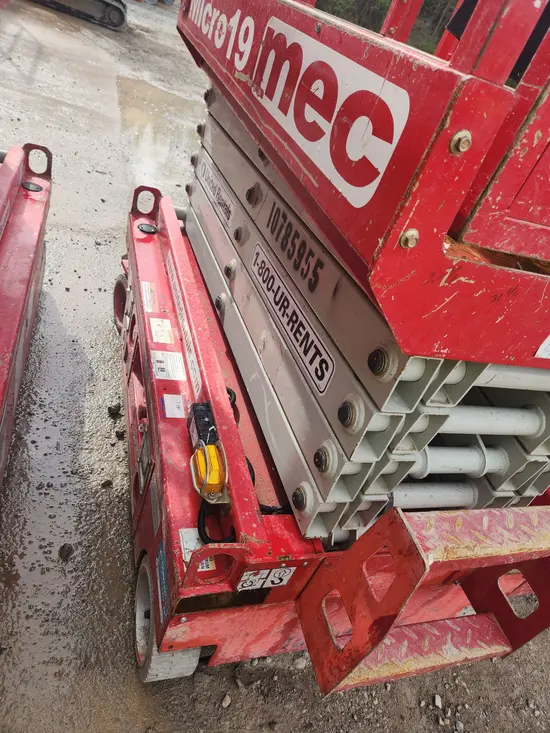 2018 MEC MICRO 19 Scissor Lift
