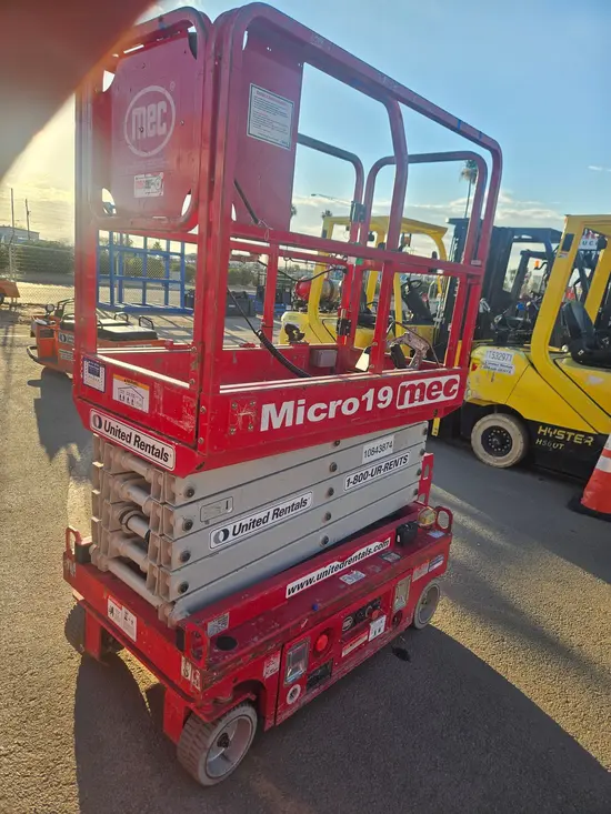 2018 MEC MICRO 19 Scissor Lift
