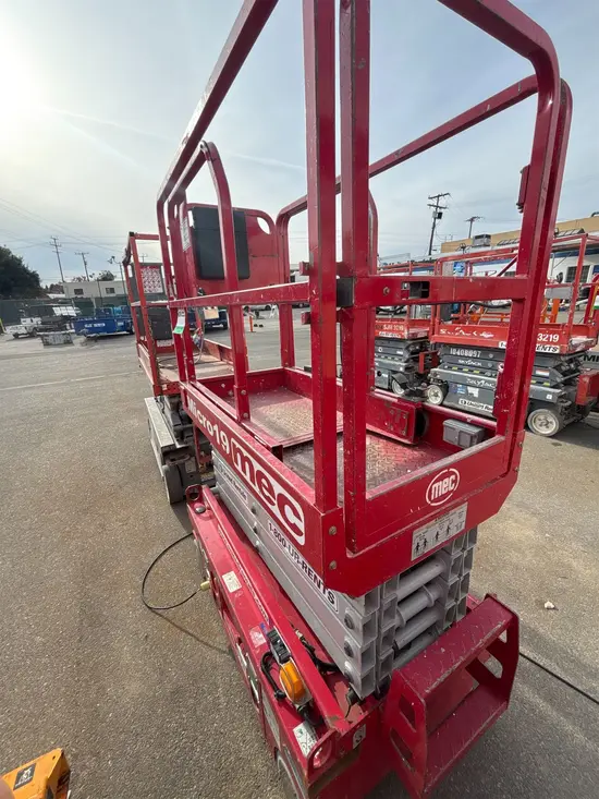 2018 MEC MICRO 19 Scissor Lift