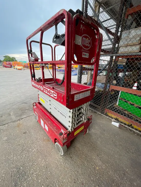 2018 MEC MICRO 19 Scissor Lift