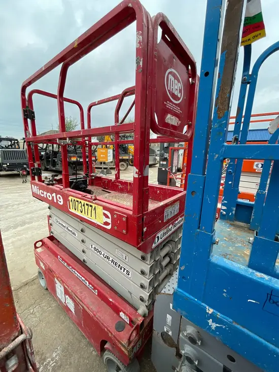 2018 MEC MICRO 19 Scissor Lift