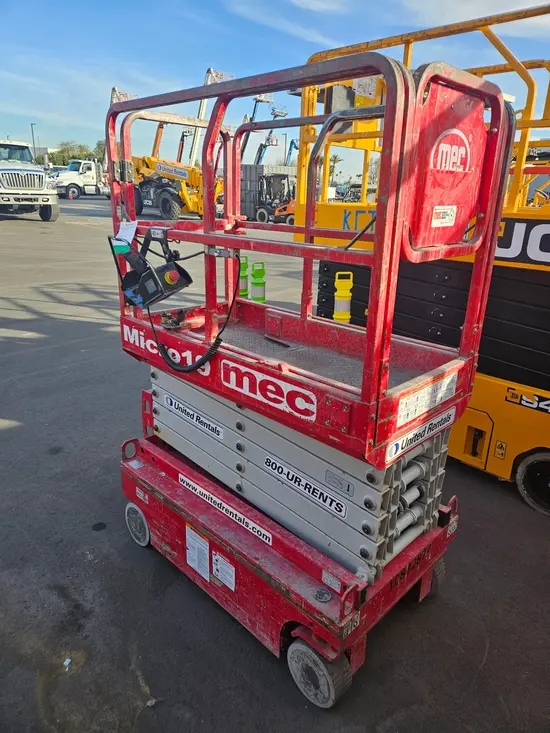 2018 MEC MICRO 19 Scissor Lift