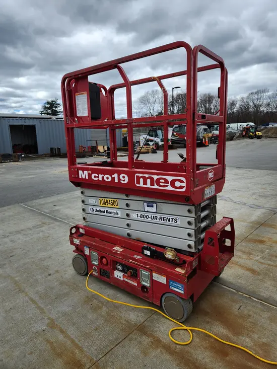 2017 MEC MICRO 19 Scissor Lift