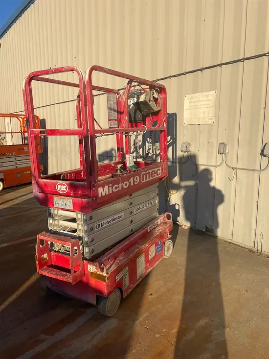 2018 MEC MICRO 19 Scissor Lift