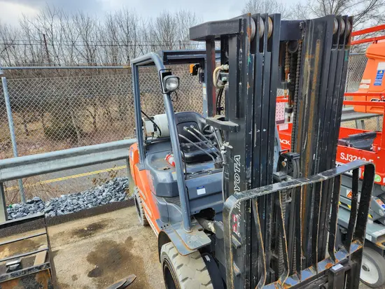 2019 Toyota 8FGU30 Warehouse Forklift