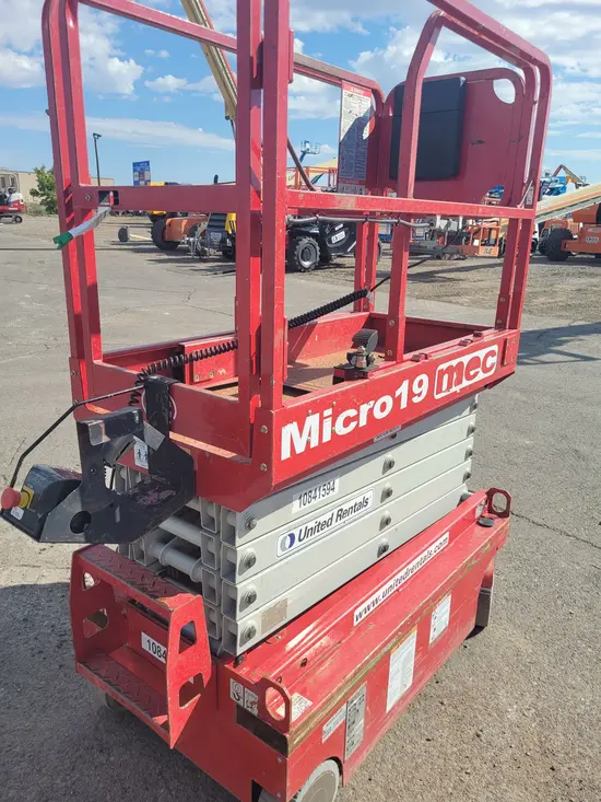 2018 MEC MICRO 19 Scissor Lift