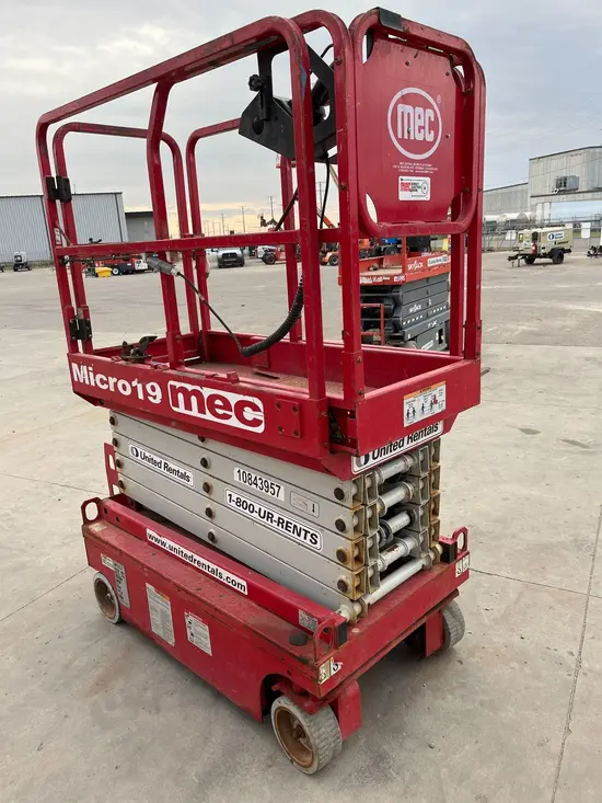 2018 MEC MICRO 19 Scissor Lift