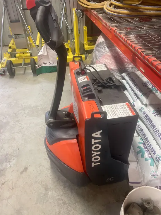 2022 Toyota 8HBW23 Jack