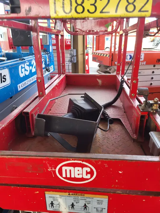 2018 MEC MICRO 19 Scissor Lift