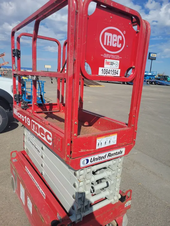 2018 MEC MICRO 19 Scissor Lift