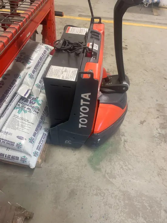 2022 Toyota 8HBW23 Jack