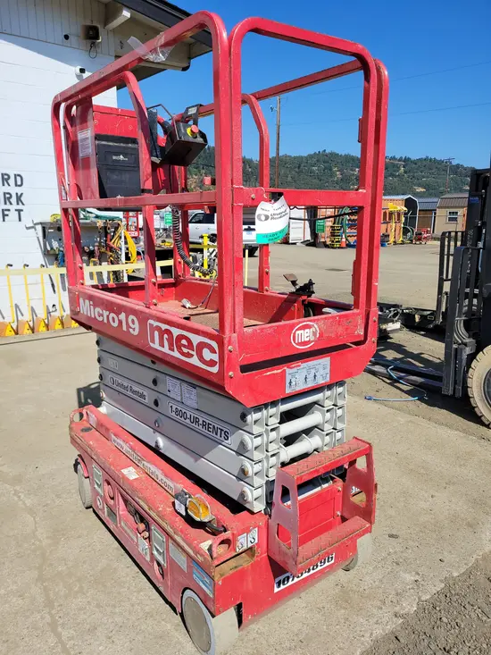 2018 MEC MICRO 19 Scissor Lift
