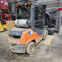 2017 Toyota 8FGU30 Warehouse Forklift