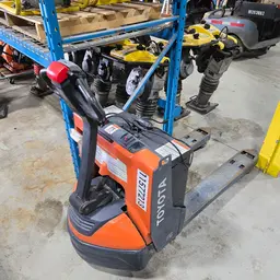 2022 Toyota 8HBW23 Jack